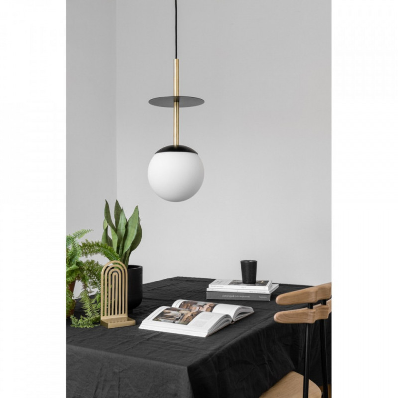PLAAT A czarna sufitowa lampa wisząca z mosiądzem