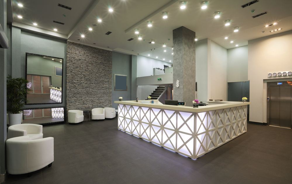 nowoczesna recepcja - jak oświetlić hotel?