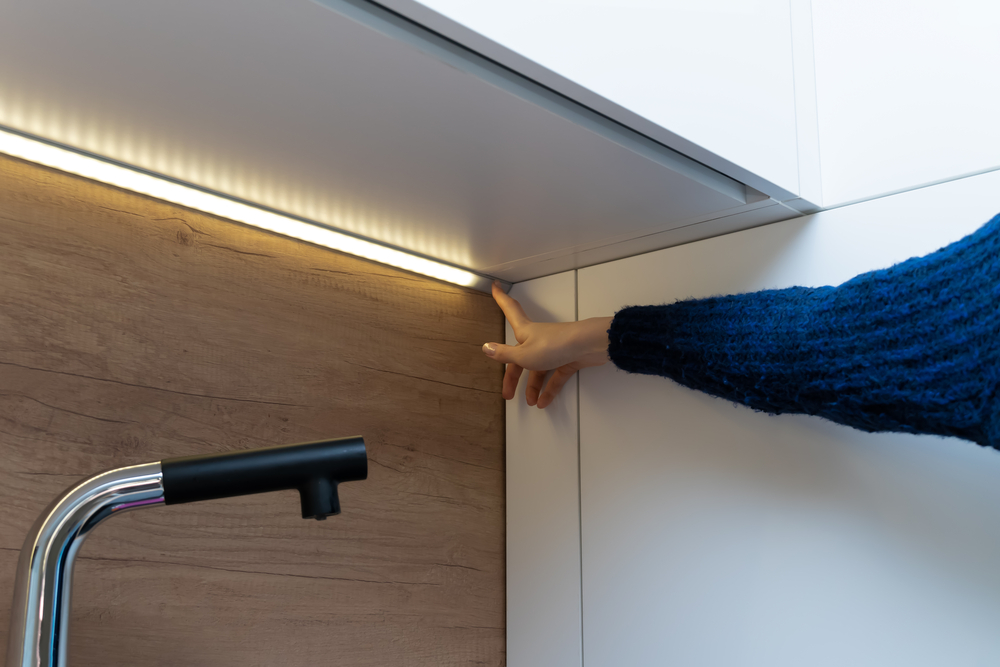 Jak zamontować oświetlenie pod szafki w kuchni?
