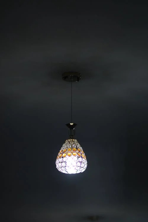 Jak podłączyć nowy żyrandol do starej instalacji?