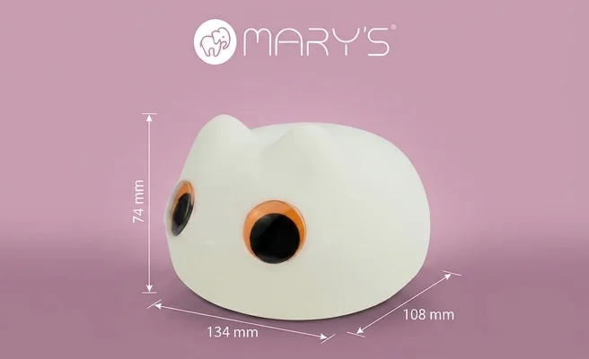 MARY'S LAMPKA NOCNA LED KOTEK MW61097 - realistyczne zdjęcie produktowe lampki w kształcie kotka z widocznymi wymiarami 74 mm wysokości, 134 mm szerokości, 108 mm długości na jasnoróżowym tle z logotypem