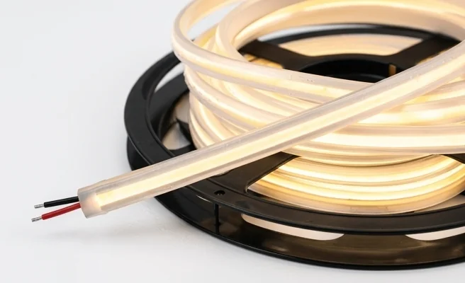 Taśma LED wodoodporna SMD_LED 84999 IP65 z powłoką ochronną i kroplami wody, zdjęcie produktowe
