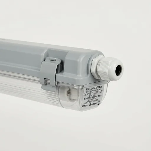 Zbliżenie na końcówkę oprawy LED VANTA 1xT8 IP65 150cm szara 203907-II, miejsce na podłączenie zasilania 220-240V DC.