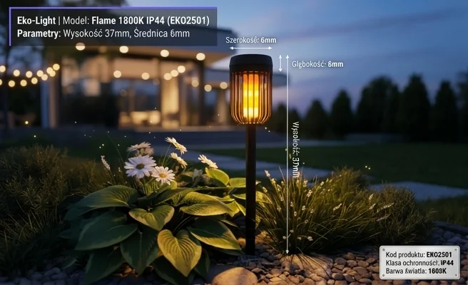 Lampka solarna ogrodowa Eko-Light Flame 1800K IP44 EKO2501 na tle ogrodu, wymiary 37x6x6 mm, realistyczna fotografia katalogowa