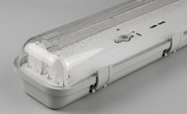 Hermetyczna oprawa LED T8 2x120cm ANLUX kod A OHTL-G-236 odporna na pył i wodę IP65 – zbliżenie na obudowę z kroplami wody
