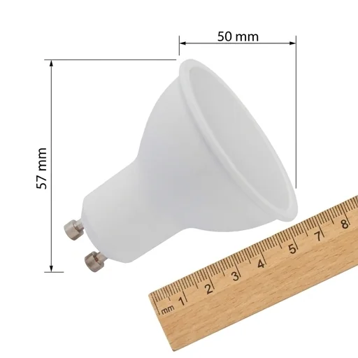 Żarówka LED GU10 EcoLight 8W EC79391 na białym tle obok linijki, widoczne kompaktowe wymiary 57 mm wysokości i 50 mm szerokości