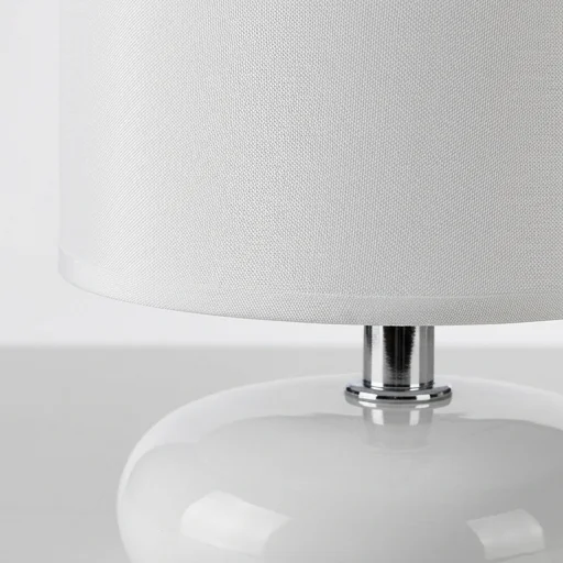 Detal białej lampki stołowej PATI E14 03143 z widoczną tkaniną klosza i ceramiczną podstawą, zdjęcie produktowe